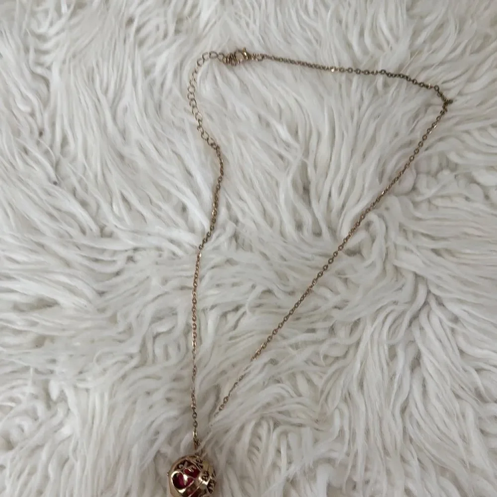 Elegant Gold and Red Pendant Necklace